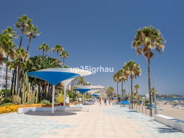 Ático con 4 Dormitorios  en Estepona