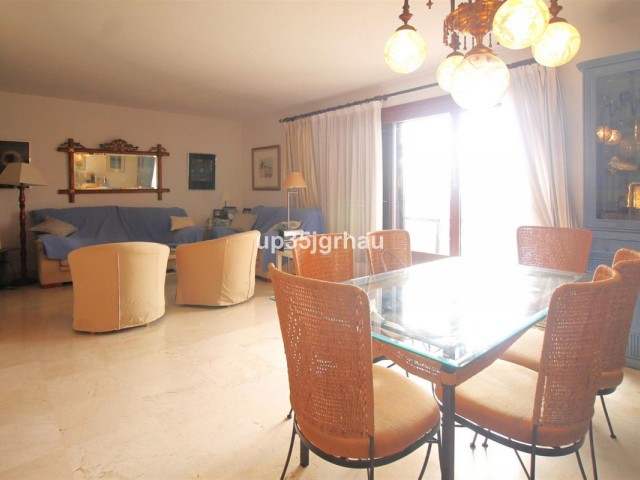 Ático con 4 Dormitorios  en Estepona