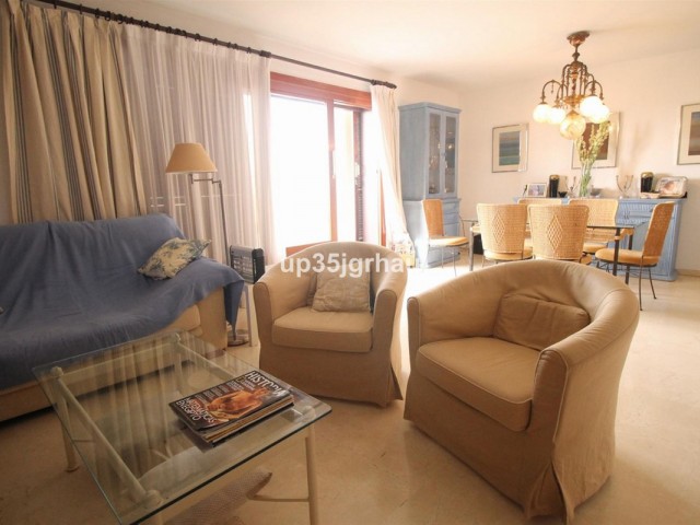 Ático con 4 Dormitorios  en Estepona