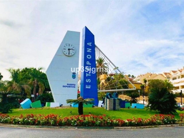 Ático con 4 Dormitorios  en Estepona