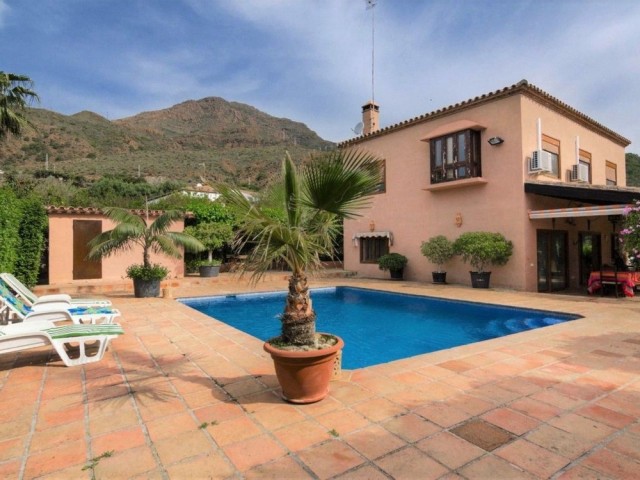 4 Makuuhuoneen Huvila Estepona