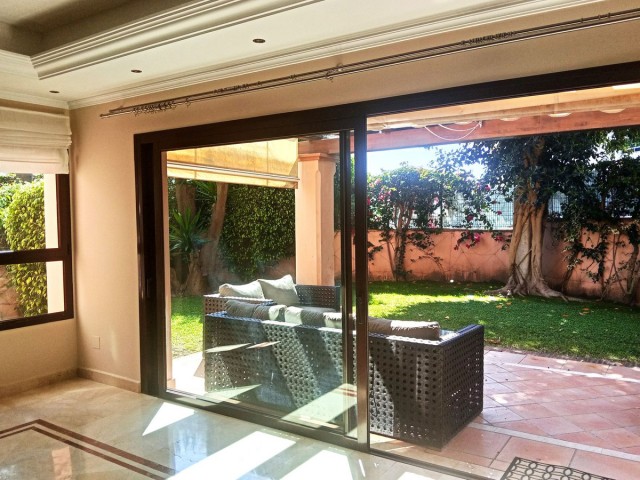 Adosado con 3 Dormitorios  en Marbella