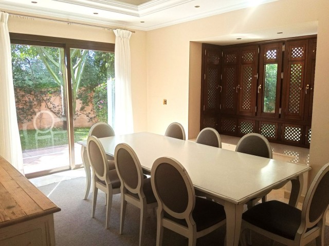 Adosado con 3 Dormitorios  en Marbella