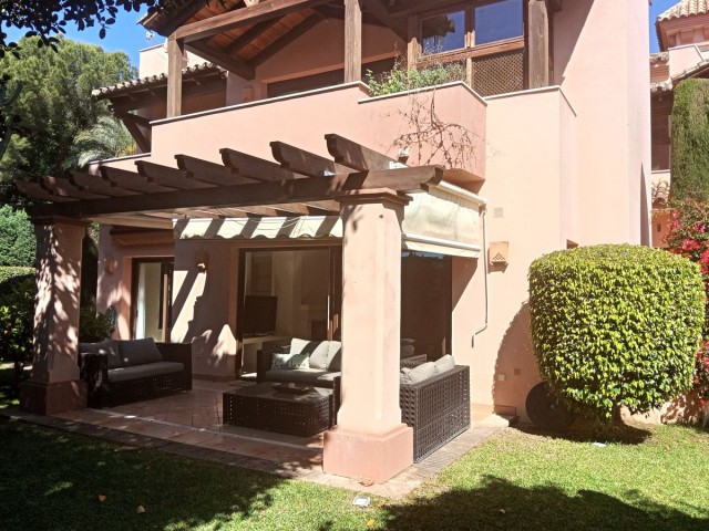 Adosado con 3 Dormitorios  en Marbella