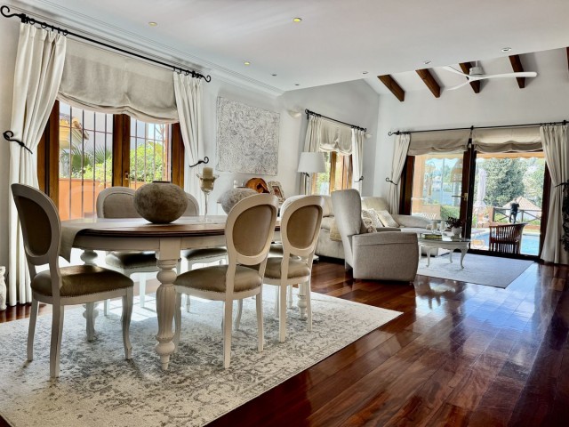 Villa con 5 Dormitorios  en Sierrezuela