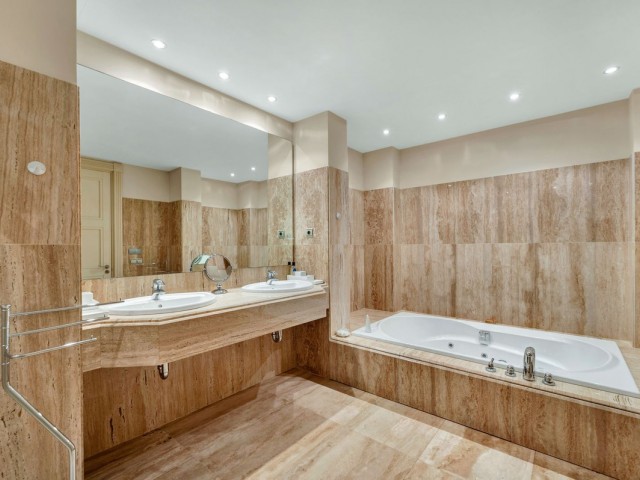 Huoneisto, Los Monteros, R4766284