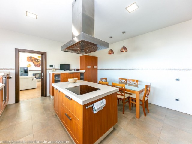 5 Bedrooms Villa in Benalmadena