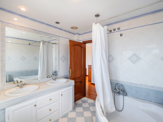 5 Bedrooms Villa in Benalmadena