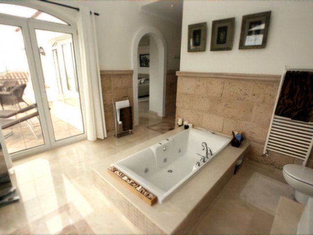 Villa con 5 Dormitorios  en Mijas