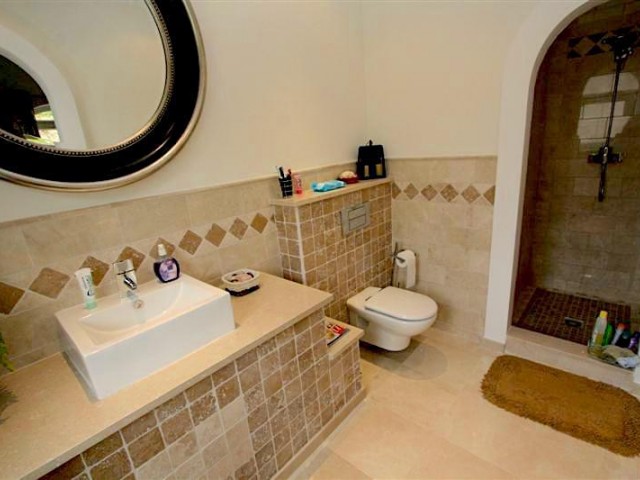 Villa con 5 Dormitorios  en Mijas