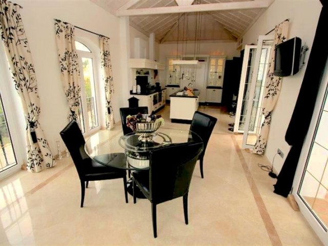 Villa con 5 Dormitorios  en Mijas