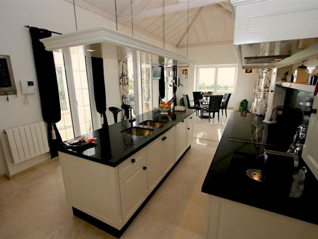 Villa con 5 Dormitorios  en Mijas