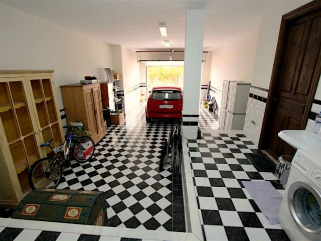 Villa con 5 Dormitorios  en Mijas