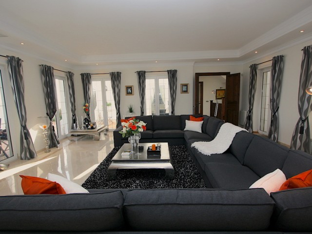 5 Bedrooms Villa in Mijas