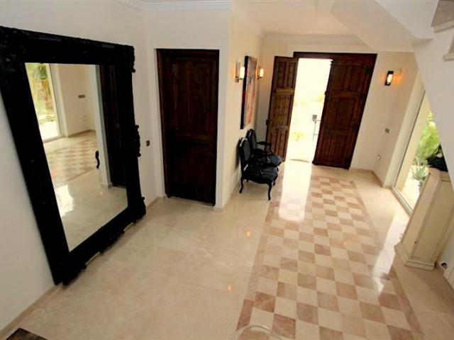 5 Bedrooms Villa in Mijas