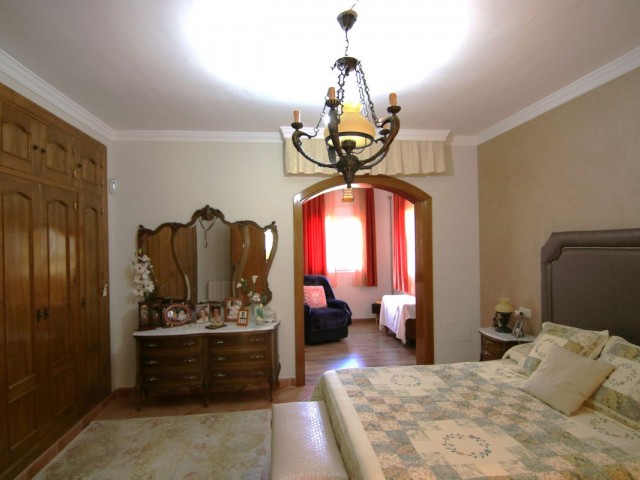 4 Bedrooms Villa in Coín