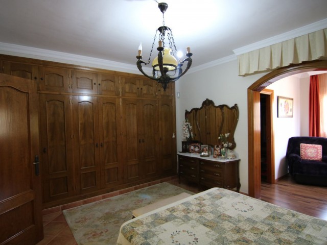Villa con 4 Dormitorios  en Coín