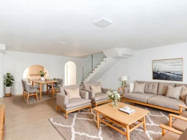 Adosado con 4 Dormitorios  en Los Boliches