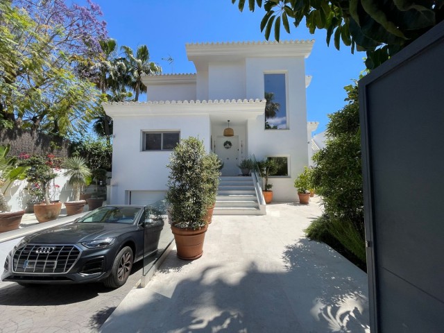 Villa con 5 Dormitorios  en Nagüeles