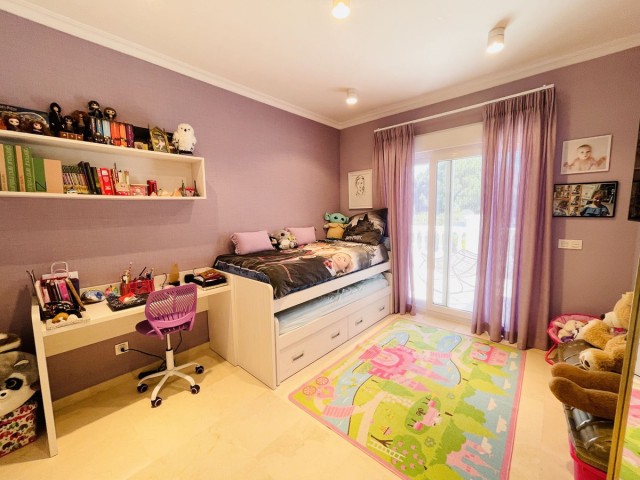 Villa con 5 Dormitorios  en Nagüeles