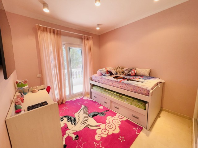 Villa con 5 Dormitorios  en Nagüeles