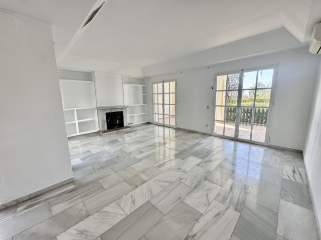 Maison mitoyenne avec 3 Chambres  à Estepona