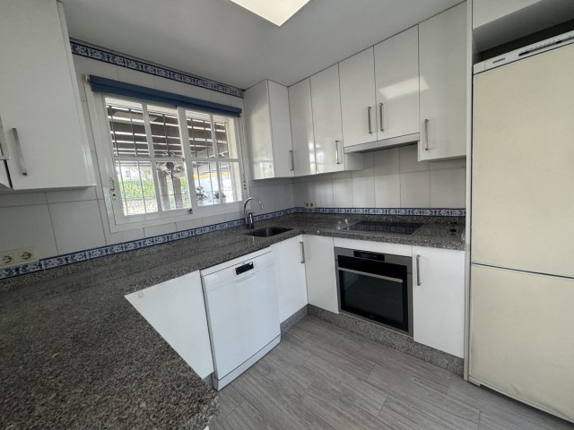 Maison mitoyenne avec 3 Chambres  à Estepona