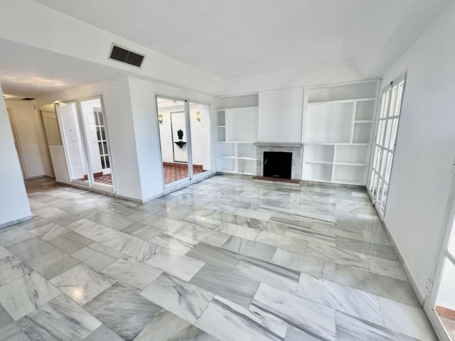 Maison mitoyenne avec 3 Chambres  à Estepona