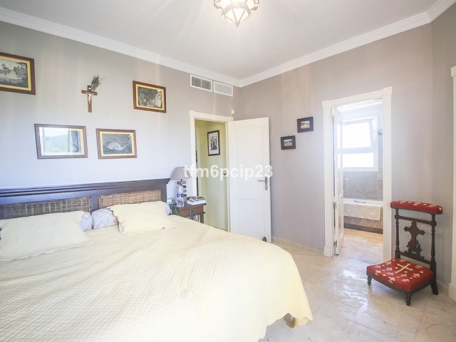 4 Bedrooms Apartment in San Roque Club