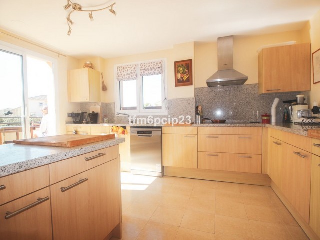 4 Bedrooms Apartment in San Roque Club