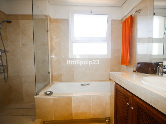 4 Bedrooms Apartment in San Roque Club