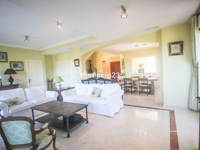 4 Bedrooms Apartment in San Roque Club