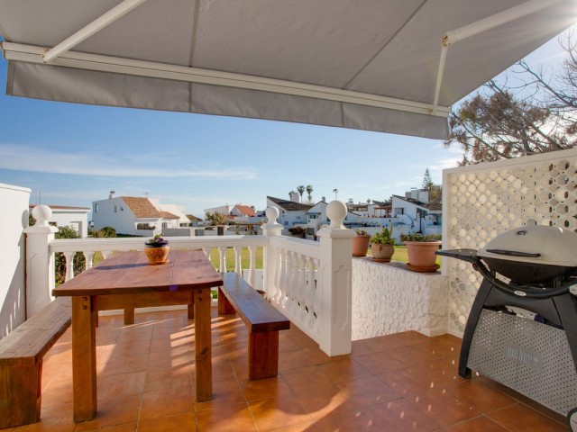 Maison mitoyenne avec 4 Chambres  à Estepona