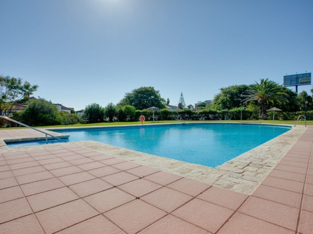 Maison mitoyenne avec 4 Chambres  à Estepona