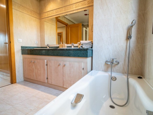 2 Bedrooms Apartment in Benahavís