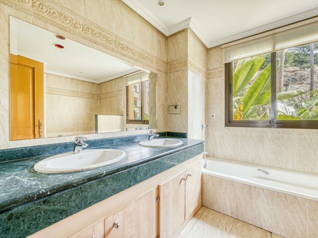 2 Bedrooms Apartment in Benahavís