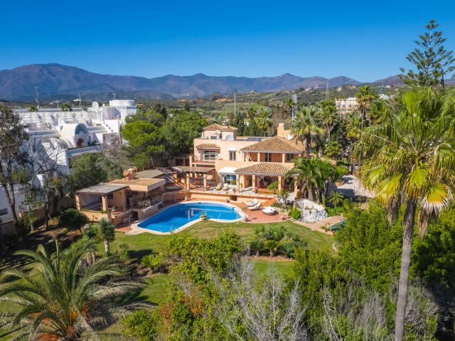8 Bedrooms Villa in New Golden Mile