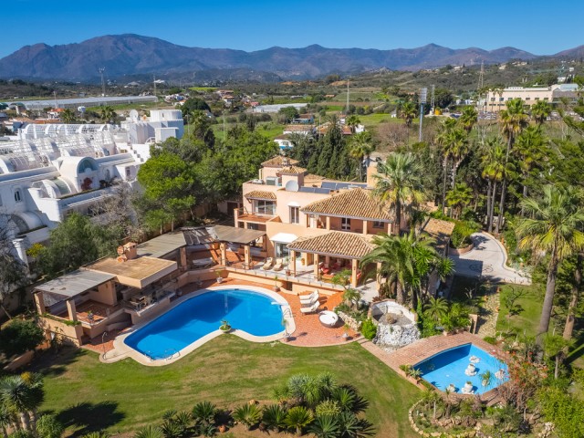 8 Bedrooms Villa in New Golden Mile