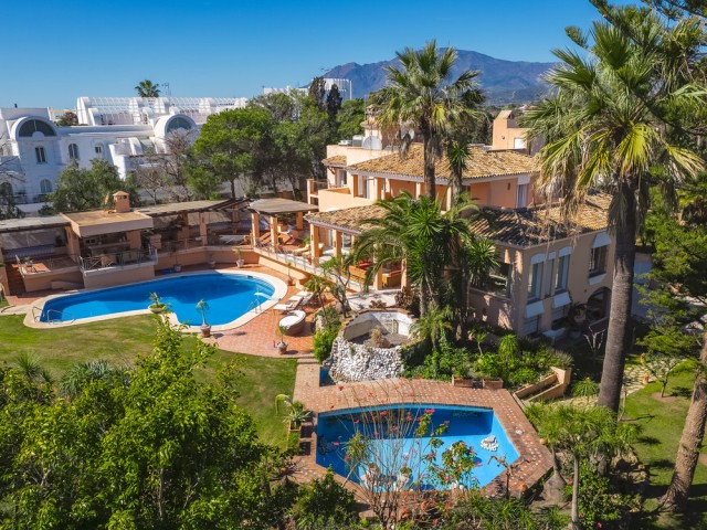 8 Sovrums Villa i New Golden Mile