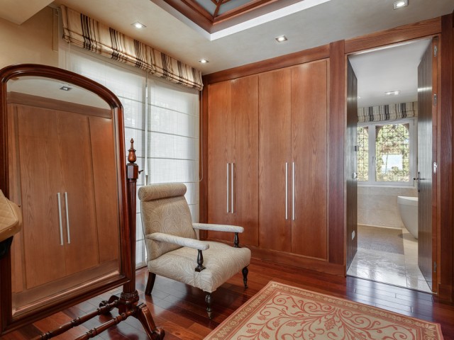 8 Bedrooms Villa in New Golden Mile