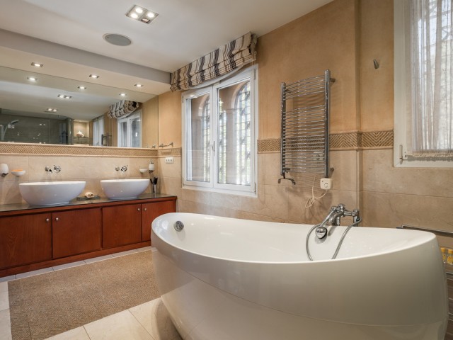 8 Bedrooms Villa in New Golden Mile