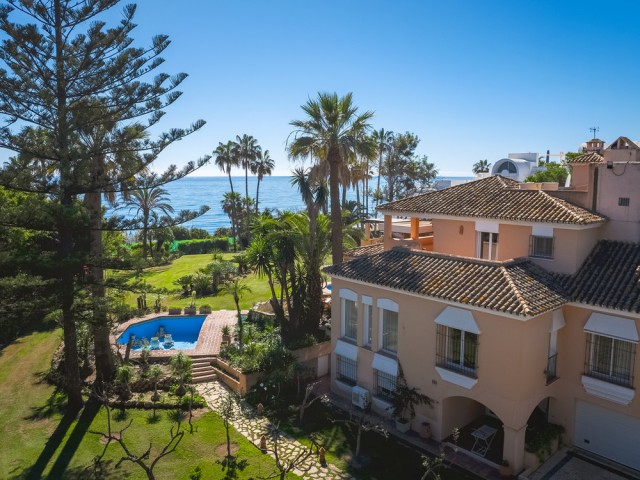 8 Bedrooms Villa in New Golden Mile