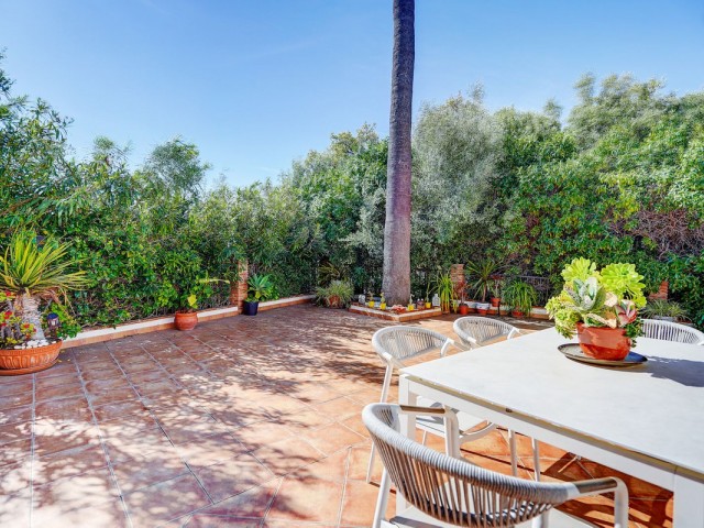Villa con 4 Dormitorios  en Calahonda