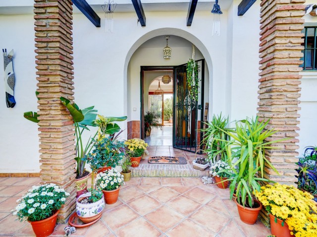 Villa con 4 Dormitorios  en Calahonda