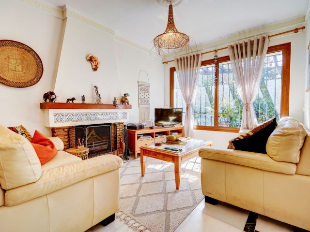 Villa con 4 Dormitorios  en Calahonda