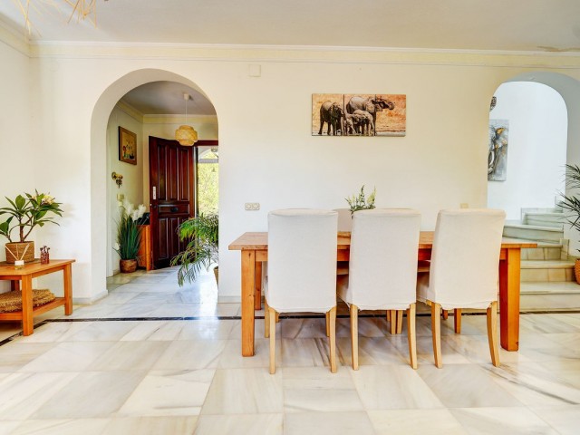 Villa con 4 Dormitorios  en Calahonda