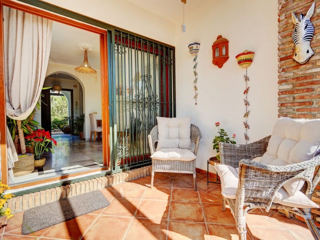 Villa con 4 Dormitorios  en Calahonda