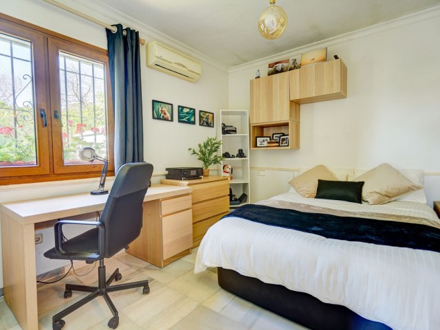 Villa con 4 Dormitorios  en Calahonda