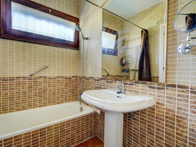 Villa con 4 Dormitorios  en Calahonda