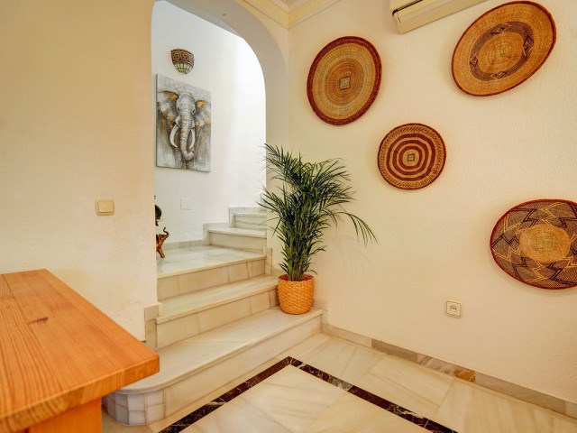 Villa con 4 Dormitorios  en Calahonda